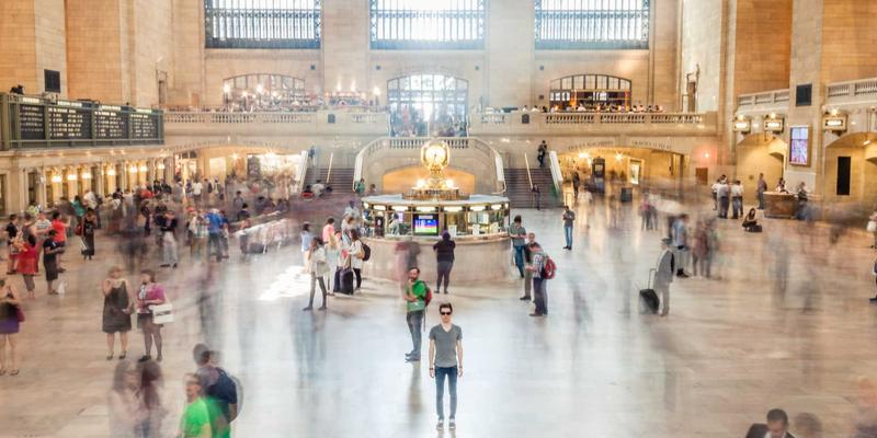 光影与金属的诗篇:探秘奢侈品工坊中太阳镜与手链的手工雕刻艺术